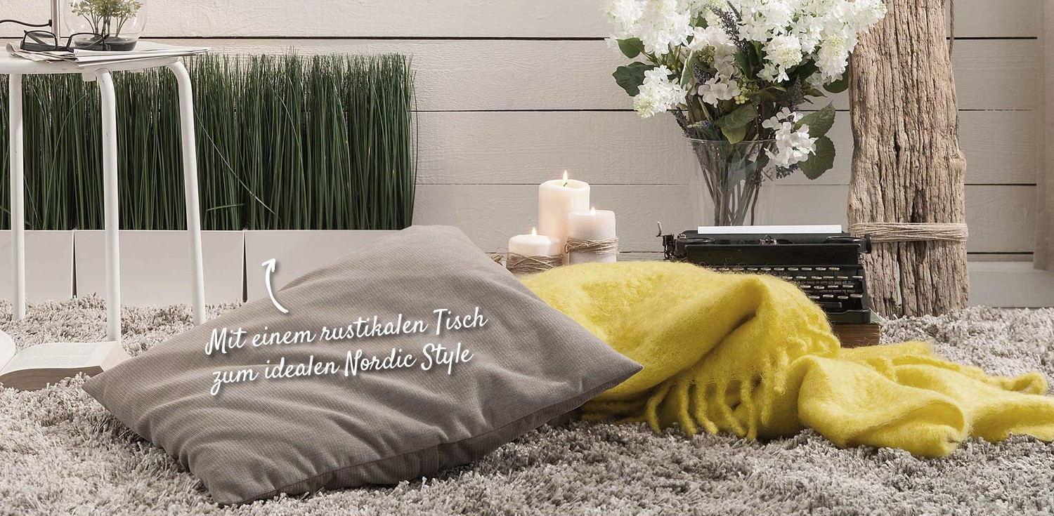 Decken und Kissen auf einem Teppich mit Dekoration | Holzland Verbeek