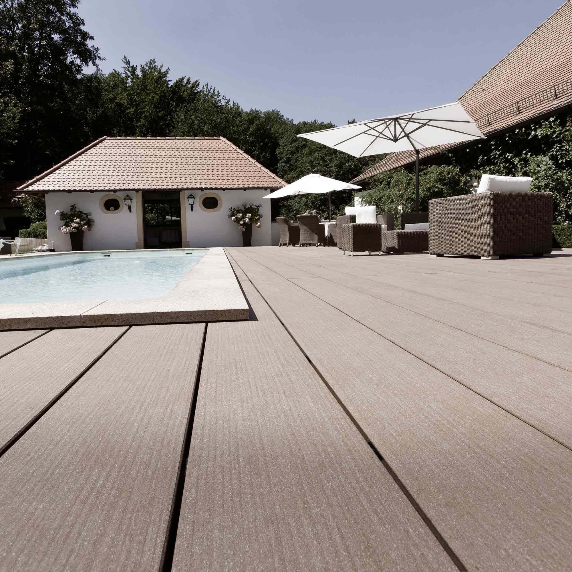 Perfekt am Pool: wasserabweisende Terrassendielen aus WPC oder BPC – HolzLand Verbeek